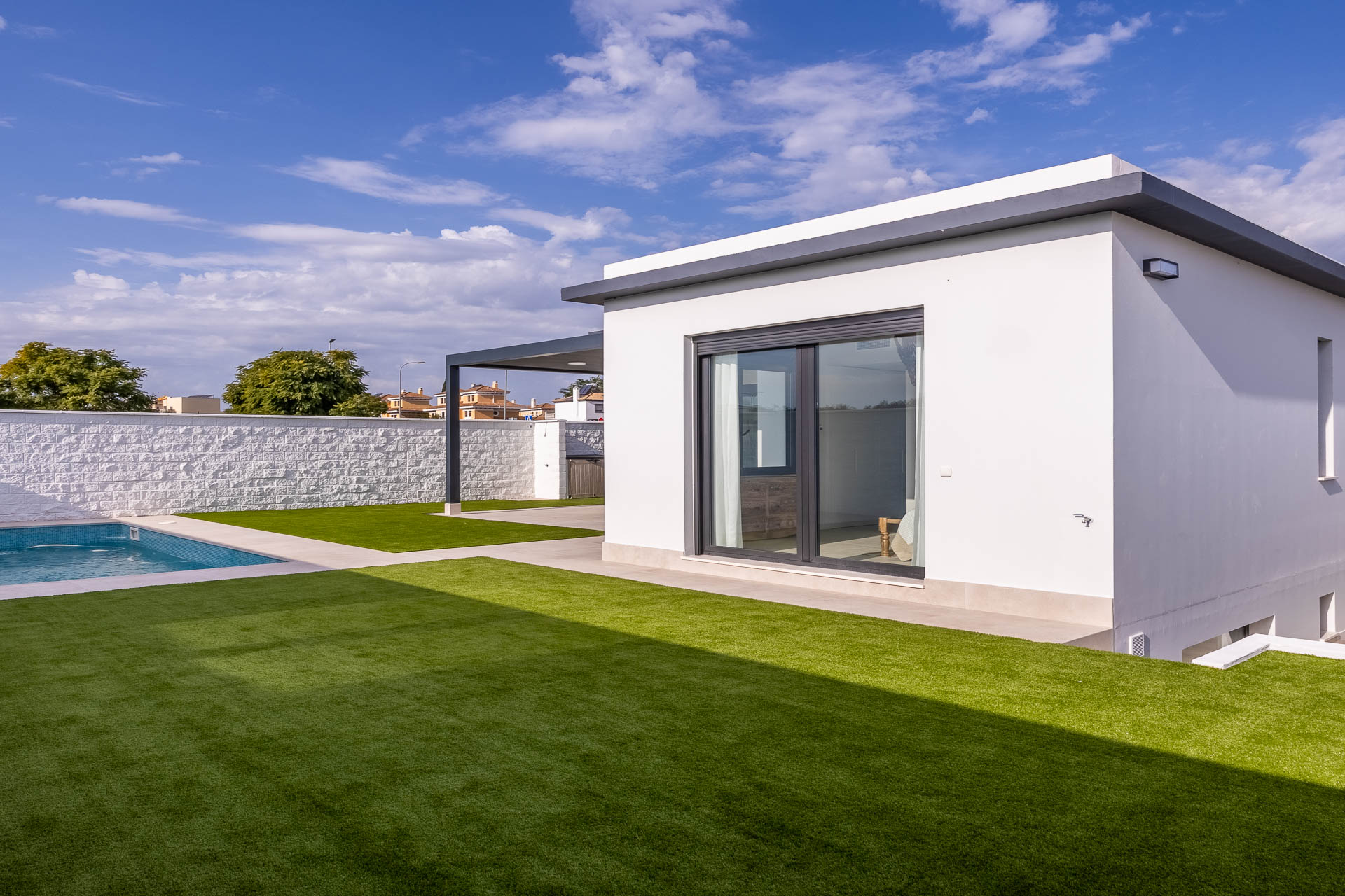 Chalets independientes, amplios jardines y un entorno único